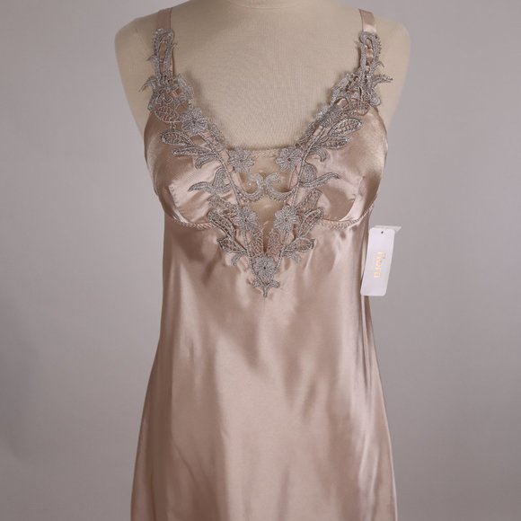 ❄ NWT Flora Nikrooz Taupe Silver Satin Lace Bridal Nightgown Lingerie Negligee S - Picture 5 of 12